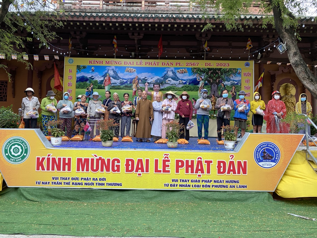 Quy Nhơn: Ban Trị sự và các tự viện phát quà mùa Phật đản PL.2567